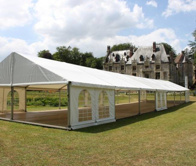 Location d'une tente de 400m² avec plancher au parc de Cléres