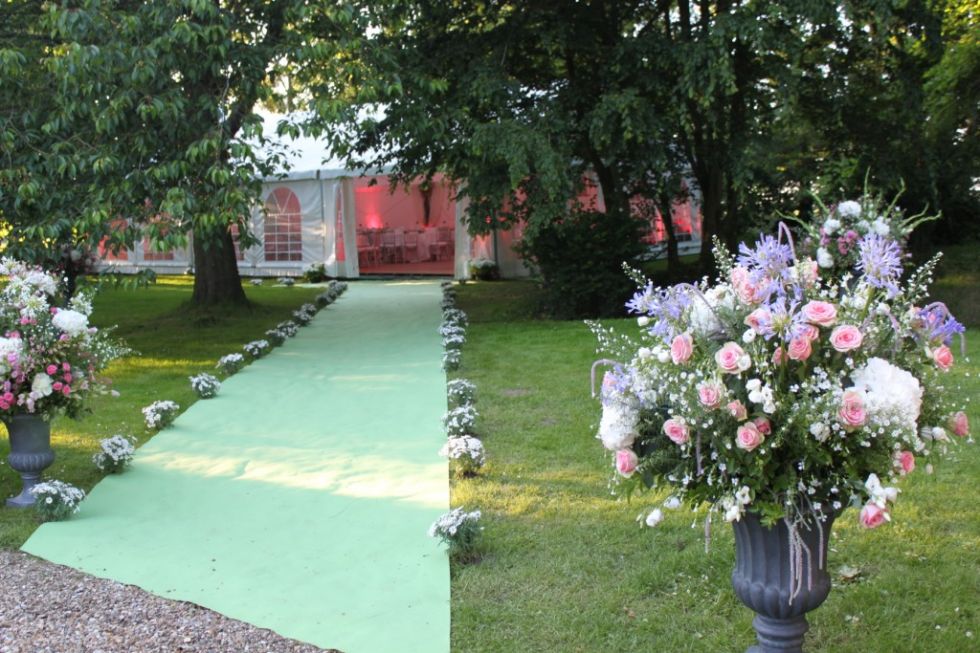 Allée devant la tente pour le mariage