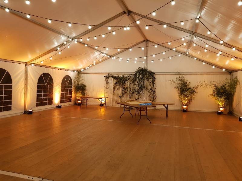 Location de PAR 38 avec gélatine ambre en complément des guirlandes lumineuse a LED blanche