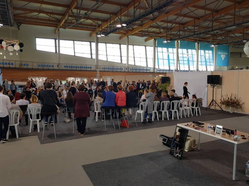 Défilé de mode pendant Festiv'Art a Val de reuil