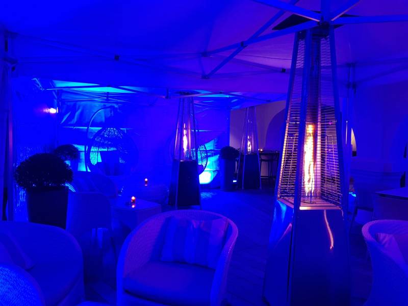 Agrandissement du bar du Fouquet's a Enghien les bains avec 2 stands, chauffage, éclairages.