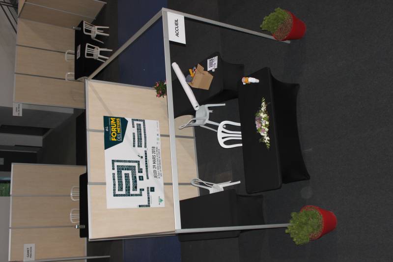 Stand d'orientation a l'entrée du Forum des métiers