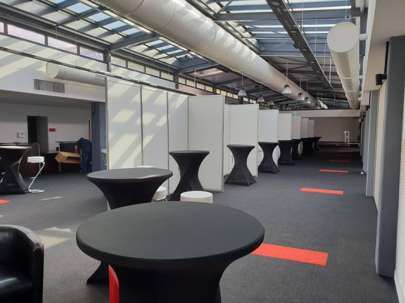 Installation de stand avec mobilier en Normandie