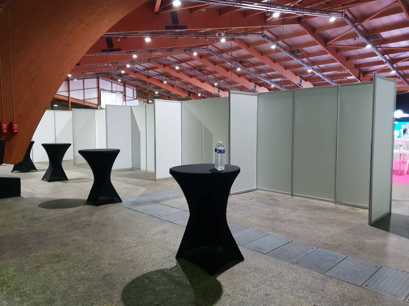 Coin café avec mange debout a disposition