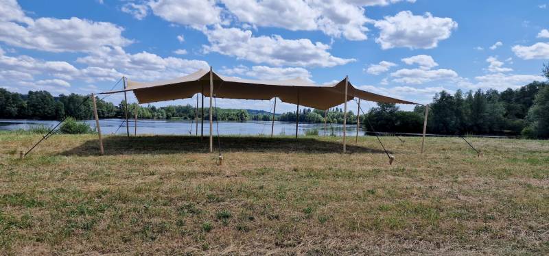 Location de tentes Stretch auprès d'un lac pour une fête entre amis