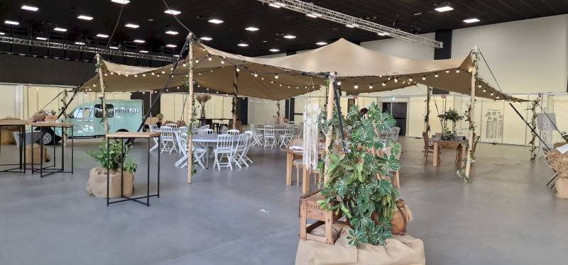 Coin lounge en location avec une tente Stretch dans l'Eure