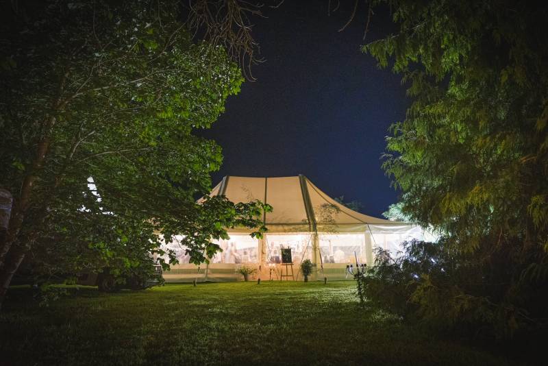 Chapiteau Bambou éclairé par des Guirlandes.