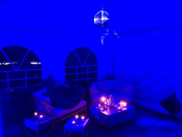 canapé et table basse sous tente pour noel