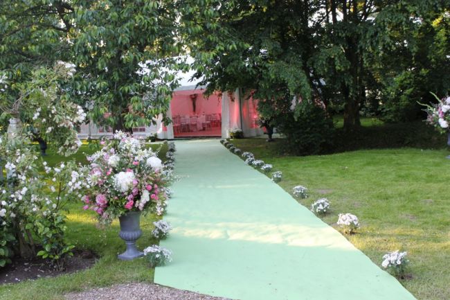 Allée en moquette pour accéder a la tente.