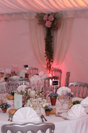 Vélum avec décoration florale pour mariage.