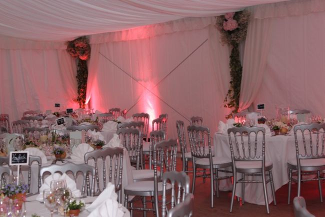 Chaise Napoléon dans la tente prévue pour le Diner du Mariage.