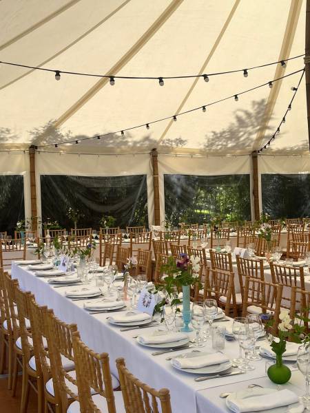 Une jolie table, des guirlandes dans un chapiteau Bambou en location dans l'Eure