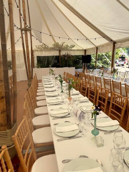 Grande table dans un chapiteau Bambou de 150 m² en location dans l'Eure