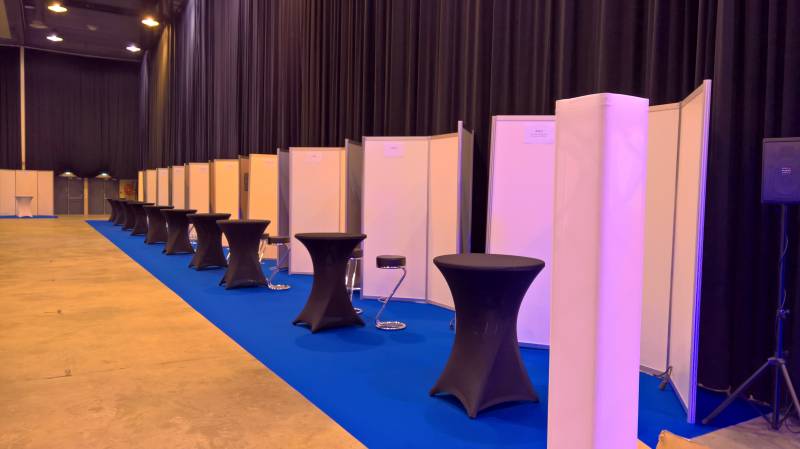 Location de Cloisons modulaire blanche pour un forum emploi dans un parc exposition
