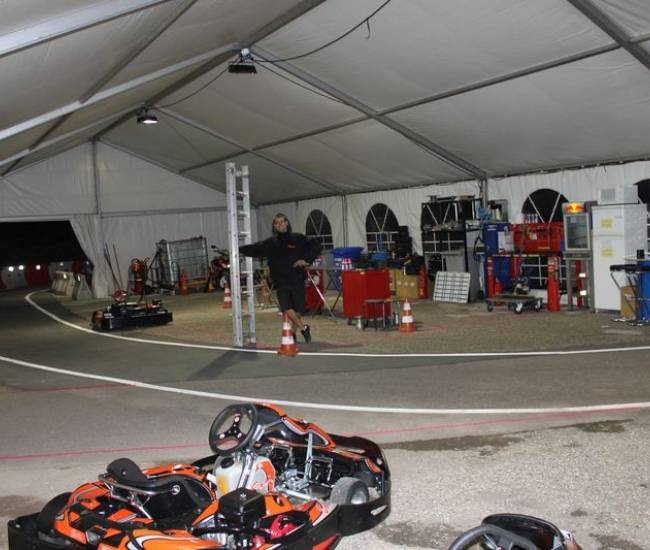 Tente en location pour l'atelier mécanique pendant les 24 heures de karting organisé par le circuit de l'Europe 76