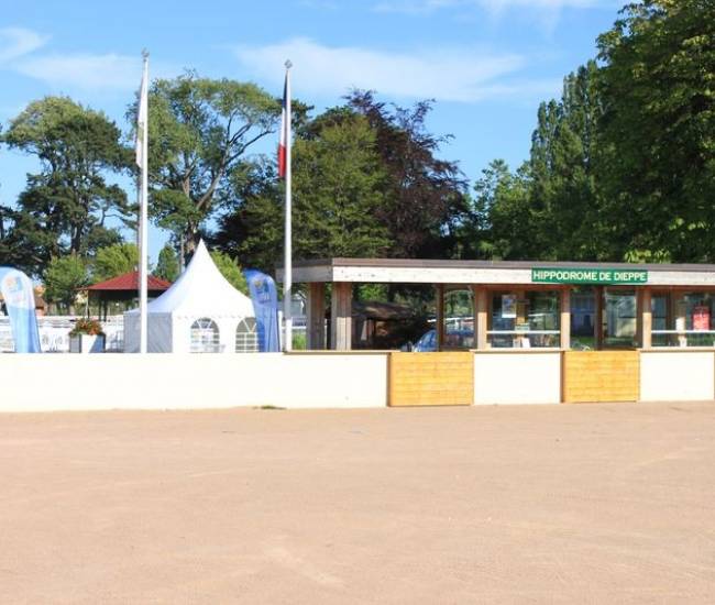 Tente et Stand a l'Hippodrome de Dieppe.