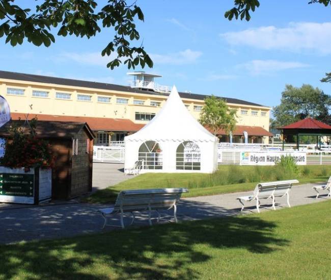 Tente et Stand a l'Hippodrome de Dieppe.