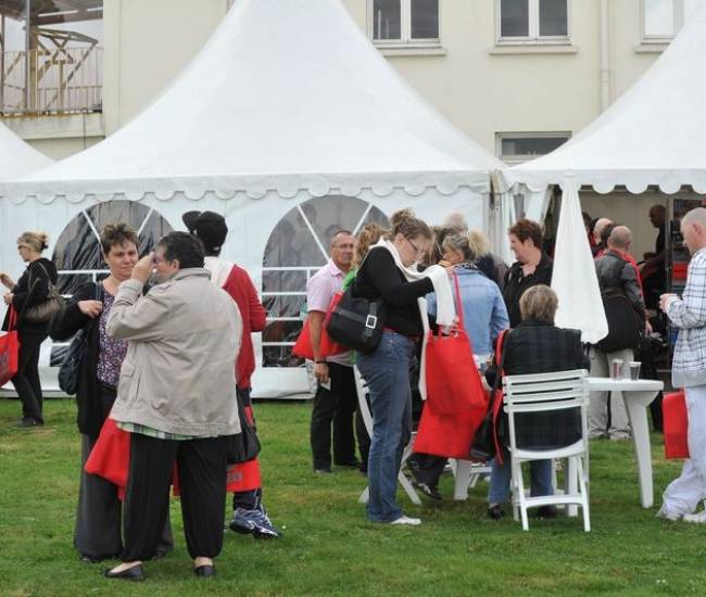 Location de tente pour abriter un buffet
